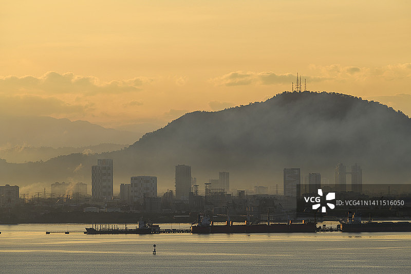 工业区上空的壮观日出图片素材