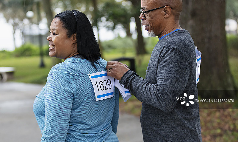 准备参加赛跑的非洲裔夫妇图片素材