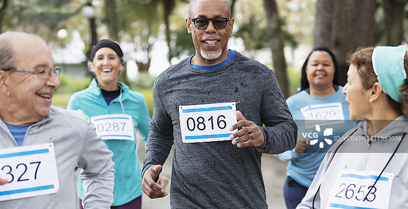 一位年长非裔美国人在跑步图片素材