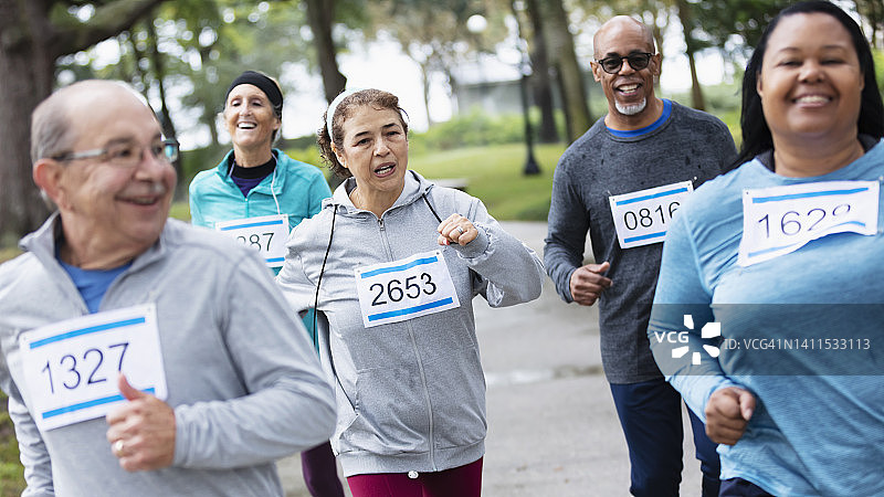 年长的西班牙裔女人和朋友们赛跑图片素材