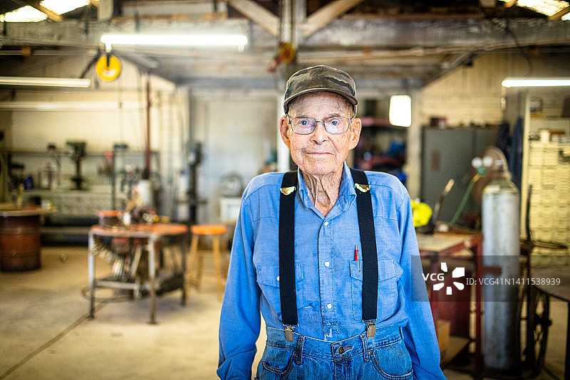 参加过二战海军的资深农民肖像图片素材