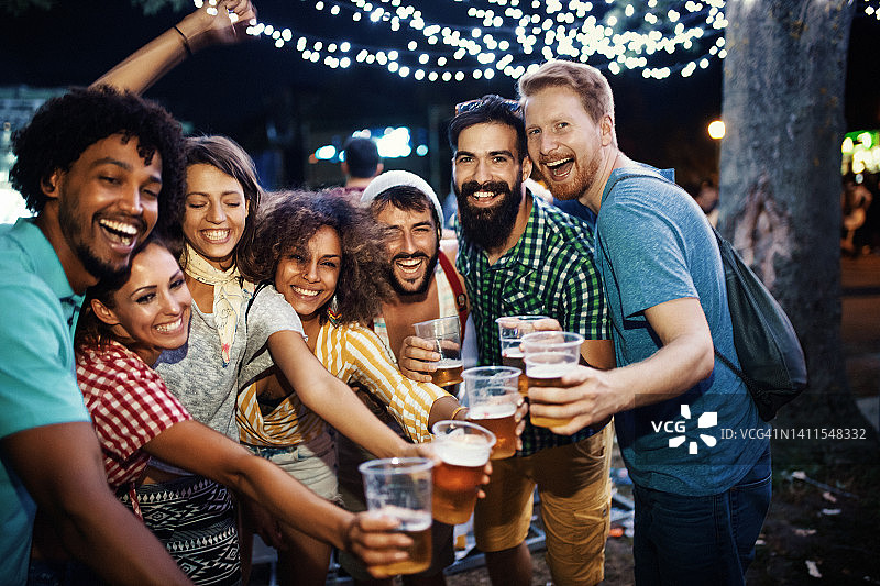 朋友们在演唱会上喝啤酒图片素材