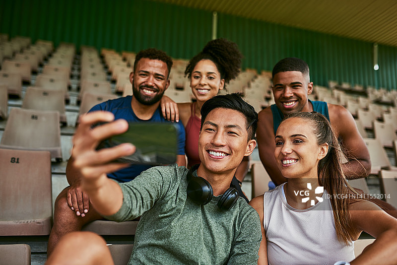 运动人群在体育场自拍图片素材