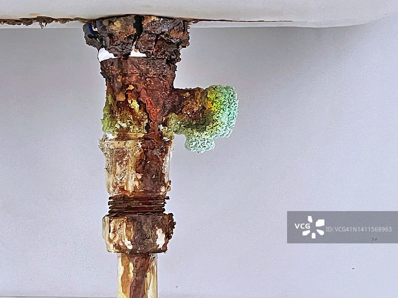 阀门接头上的旧管道图片素材