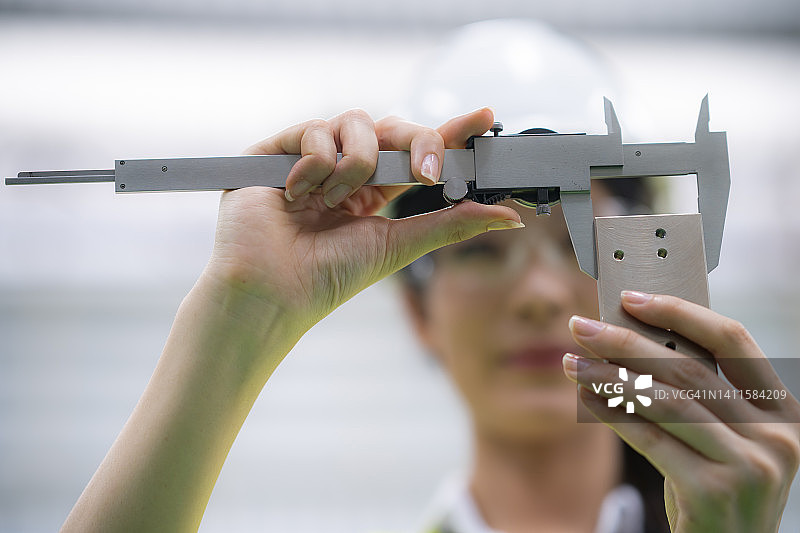 女工程师测量工件图片素材