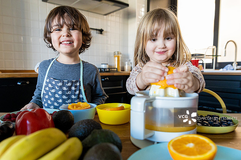 在家中厨房对着镜头开心的有趣男孩图片素材