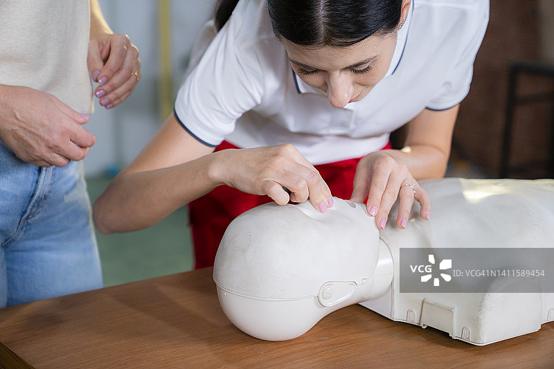 女人演示心肺复苏图片素材