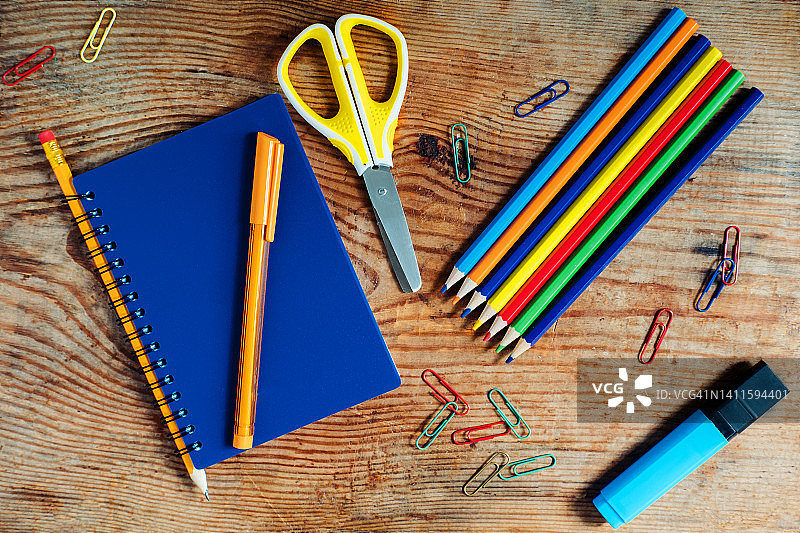 蓝色活页笔记本、铅笔、马克笔、剪刀和彩色铅笔图片素材