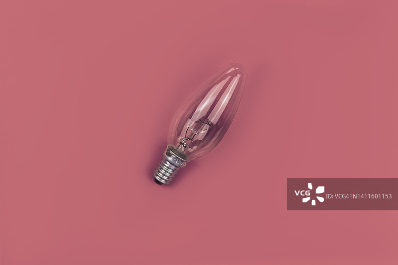 粉色背景上的灯泡图片素材