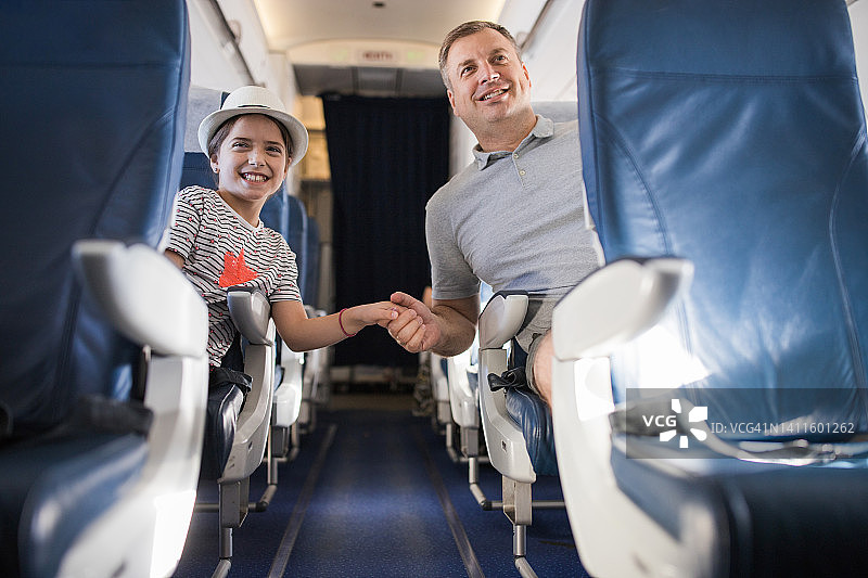 幸福的一家人手牵手乘飞机旅行图片素材