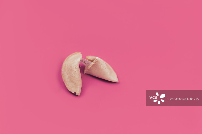 粉色背景下的幸运饼干图片素材