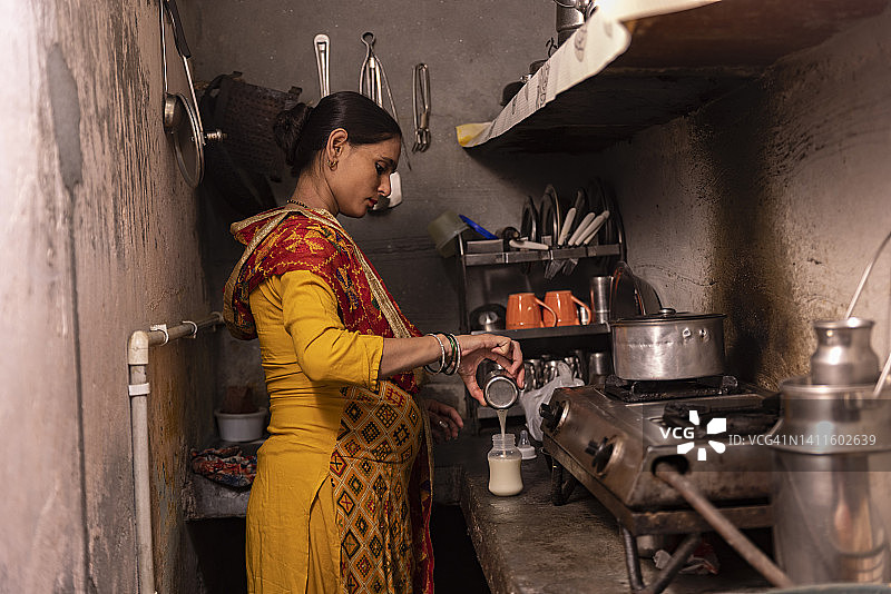 年轻女人为她的宝宝灌装奶瓶图片素材