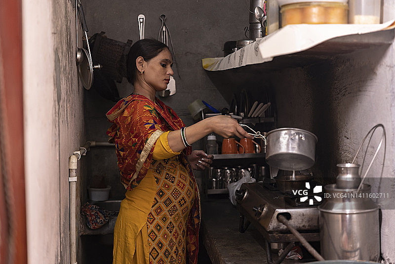 年轻女人在厨房准备茶图片素材