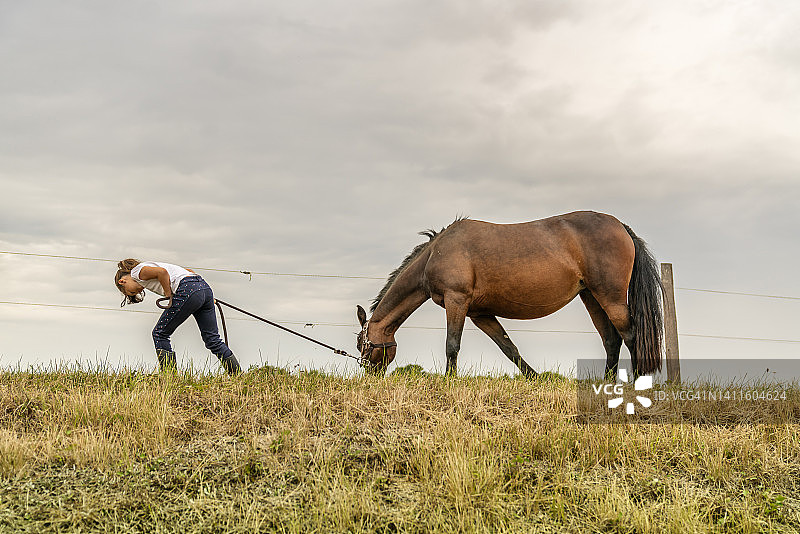 小女孩和她的矮种马图片素材