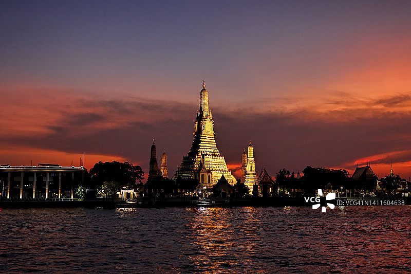 泰国曼谷黎明寺在日落时分的景象图片素材