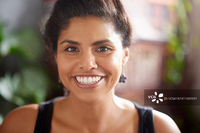 女人居家放松，脸部特写，洁白牙齿图片素材