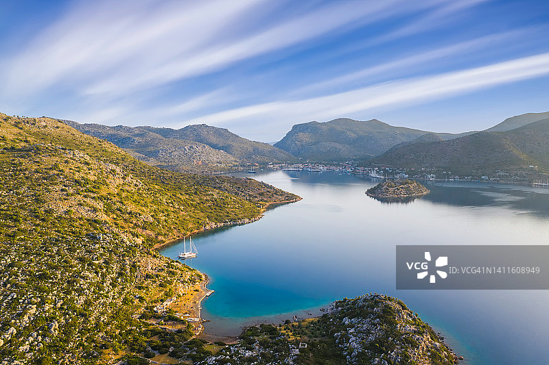 土耳其日出时的岩石海岸航拍，海上假期图片素材