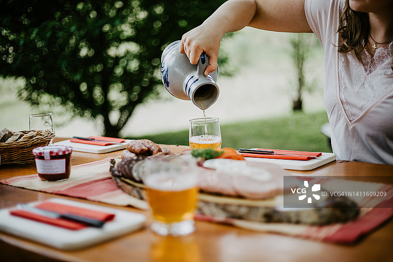传统晚餐：面包、香肠和苹果酒图片素材