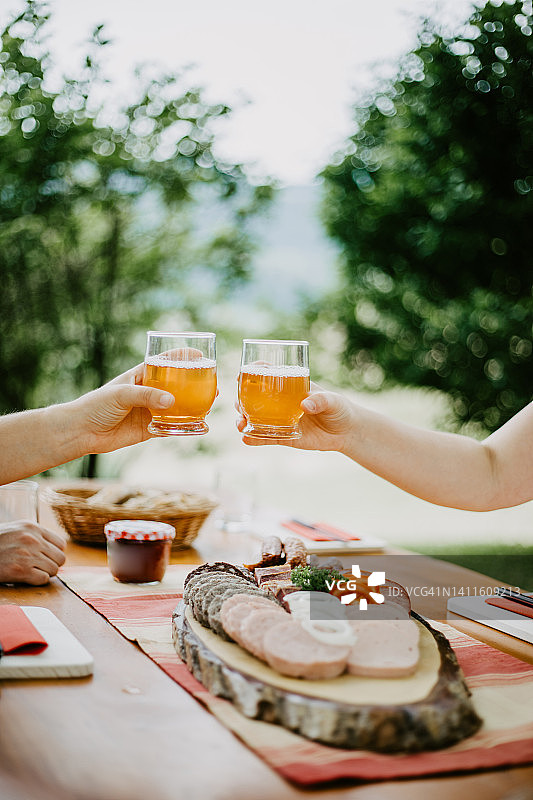传统晚餐：面包、香肠和苹果酒图片素材