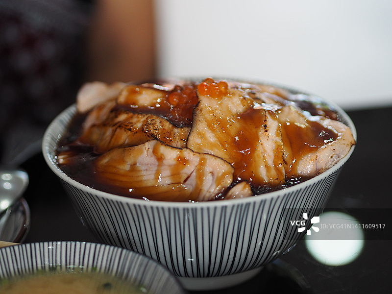 日式烤三文鱼丼饭：日式散寿司，碗中撒满飞鱼籽图片素材