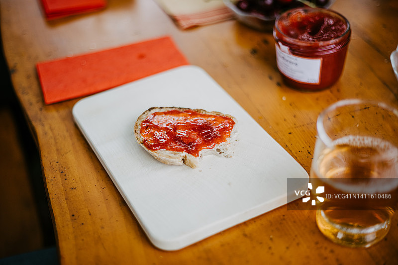 和家人在餐桌旁吃早餐图片素材