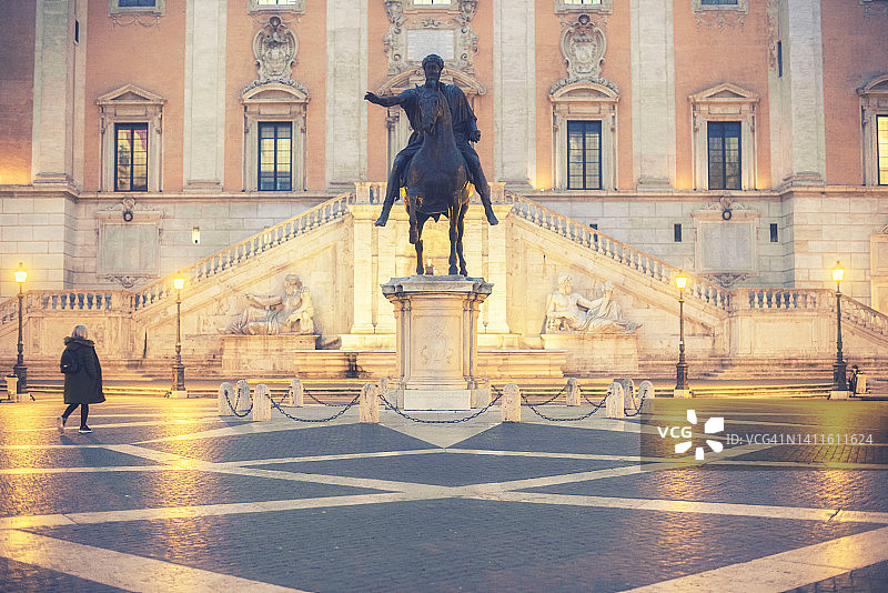 女子在罗马卡比多广场行走图片素材