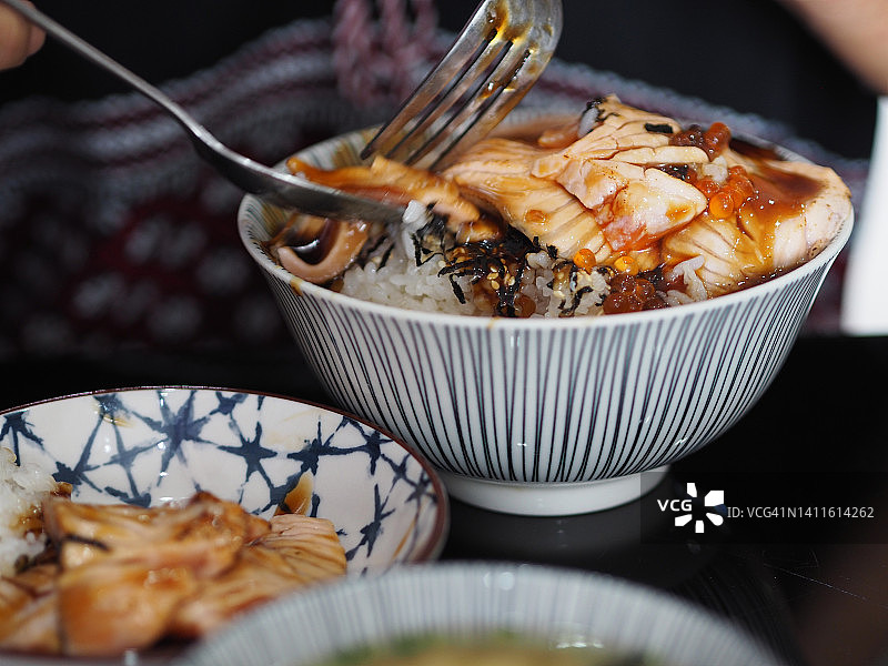 日式烤三文鱼丼饭：日式散寿司，碗中撒满飞鱼籽图片素材