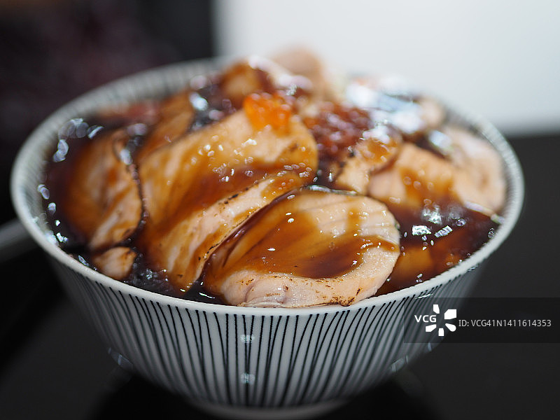 日式烤三文鱼丼饭：日式散寿司，碗中撒满飞鱼籽图片素材