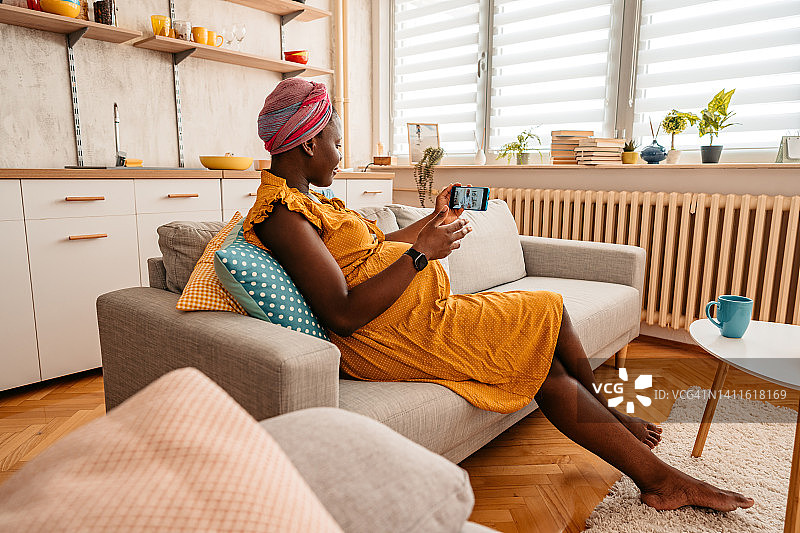 孕妇在线咨询医生关于怀孕图片素材