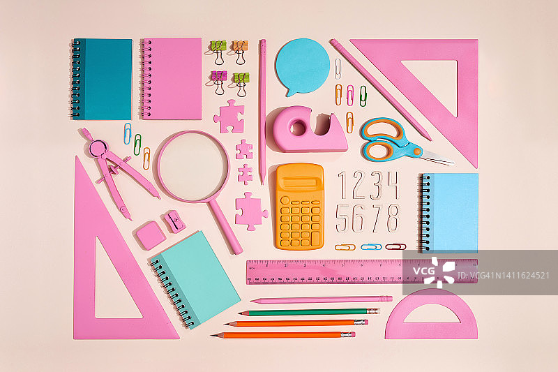 粉彩背景上的文具摆放图片素材