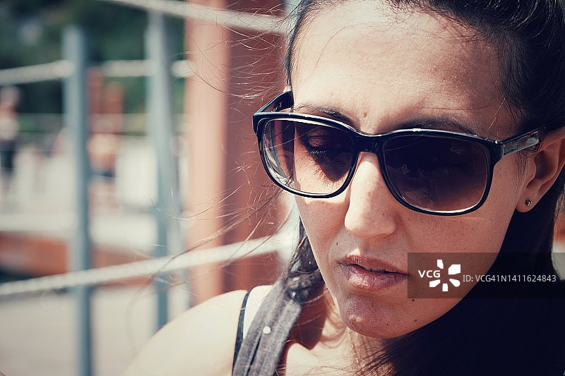 戴墨镜的女孩人像图片素材