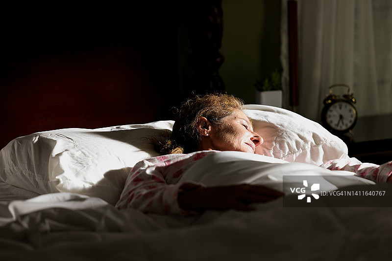 轻蔑的女人在睡觉图片素材