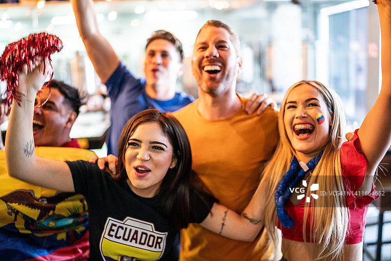 在酒吧观看足球比赛并庆祝的厄瓜多尔球迷图片素材