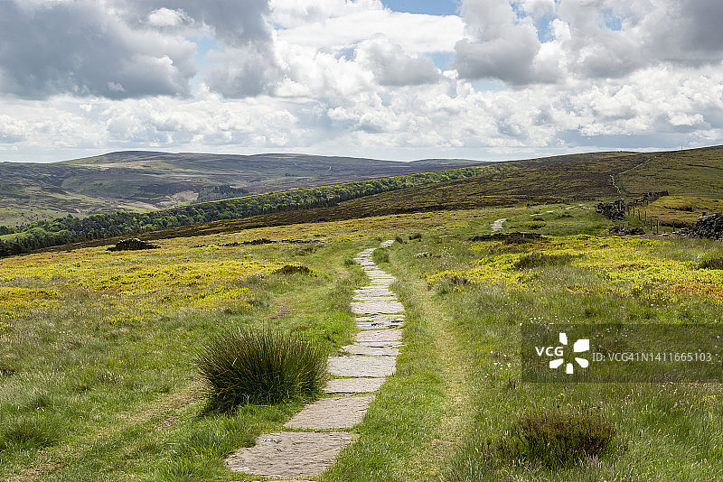英格兰峰区戈伊特山谷猫峰的铺砌小路图片素材