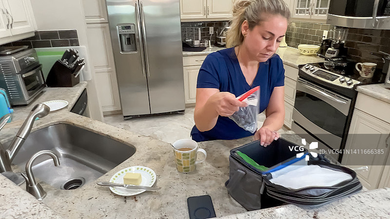 穿着工作服的护士在打包午餐图片素材