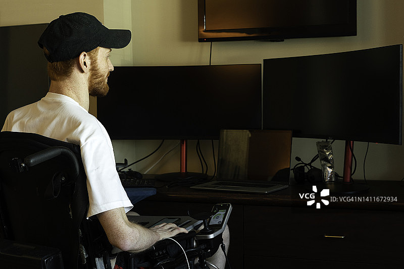 在家使用三块屏幕的交易员图片素材