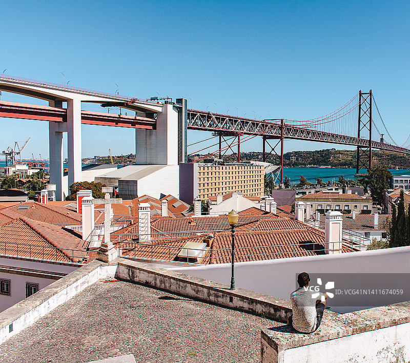 在里斯本的景点中的游客的后视图图片素材