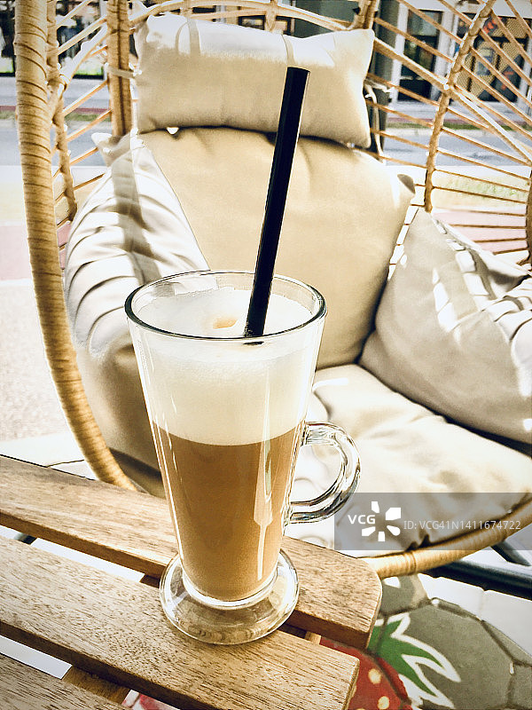 桌上的拿铁玛奇朵特写图片素材