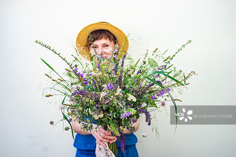 手捧鲜花的漂亮女人图片素材
