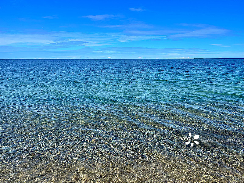 夏天清澈的蓝色海洋地平线，丹麦日德兰半岛图片素材