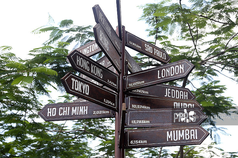 前往多个首都城市的指示牌，槟城山，马来西亚图片素材