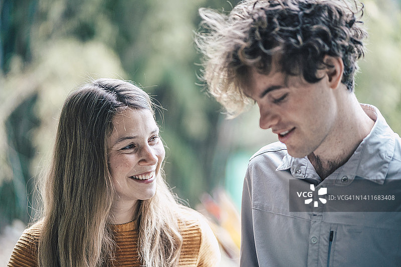 年轻有创意的商务情侣在户外工作图片素材