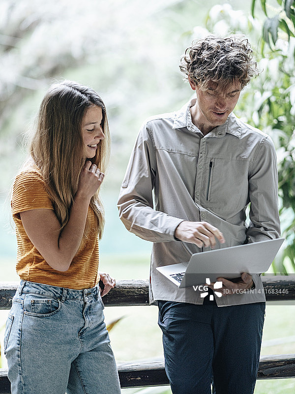 年轻有创意的商务情侣在户外工作图片素材