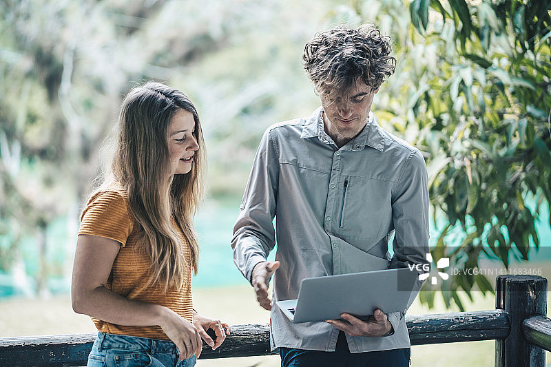 年轻有创意的商务情侣在户外工作图片素材