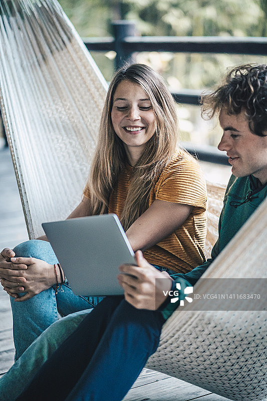 年轻有创意的商务情侣在户外工作图片素材