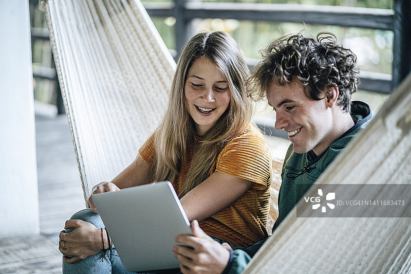 年轻有创意的商务情侣在户外工作图片素材