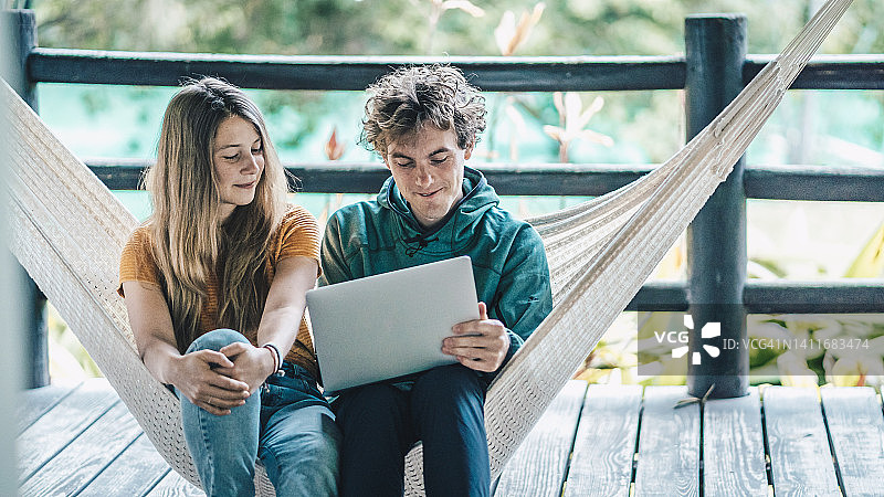 年轻有创意的商务情侣在户外工作图片素材