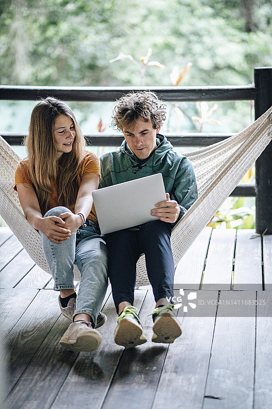 年轻有创意的商务情侣在户外工作图片素材