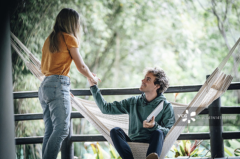 年轻有创意的商务情侣在户外工作图片素材