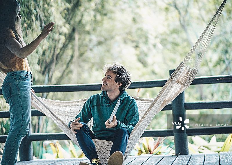 年轻有创意的商务情侣在户外工作图片素材